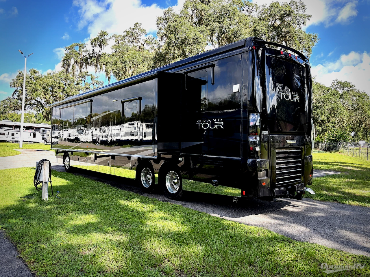 2015 Winnebago Grand Tour 42QL Photo 3