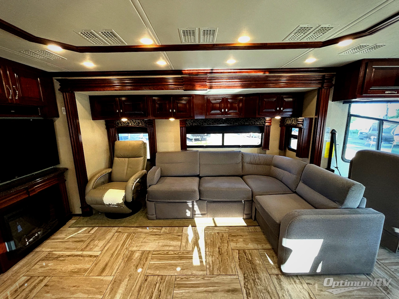 2017 Fleetwood Discovery 39F Photo 10