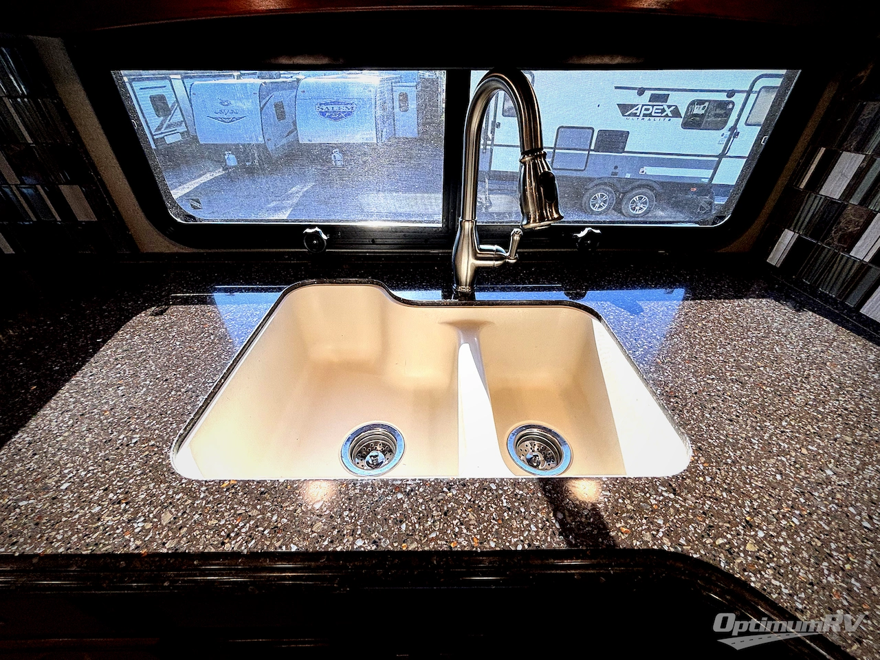 2017 Fleetwood Discovery 39F Photo 20