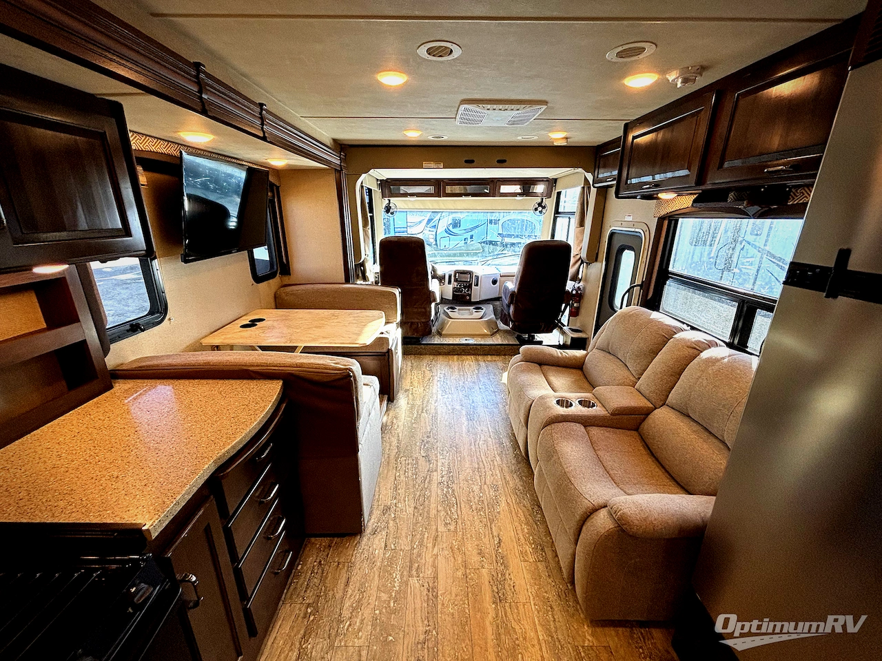 2018 Thor Hurricane 34P Photo 5