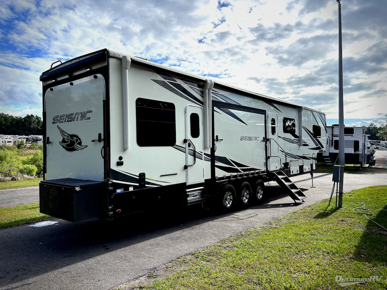 2021 Jayco Seismic 4113 Photo 2