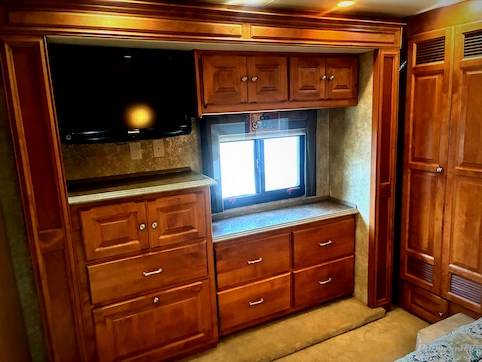 2010 Tiffin Phaeton 40QTH RV Photo 4