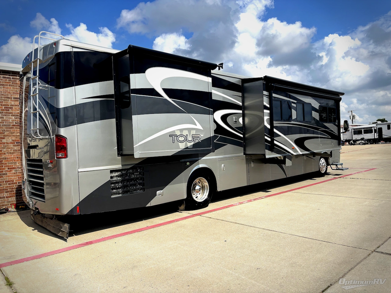 2010 Winnebago Tour 40BD Photo 2