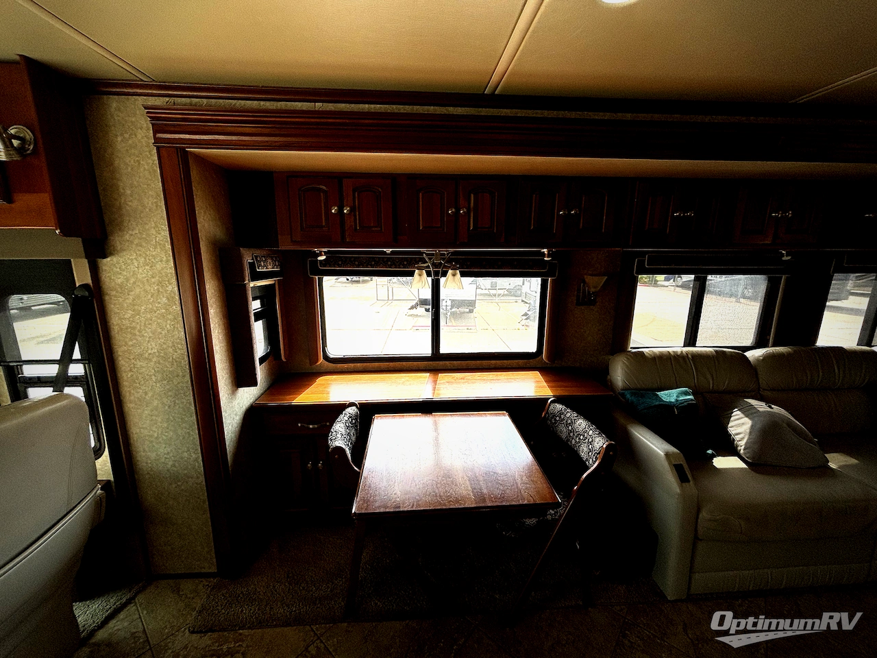 2010 Winnebago Tour 40BD Photo 9