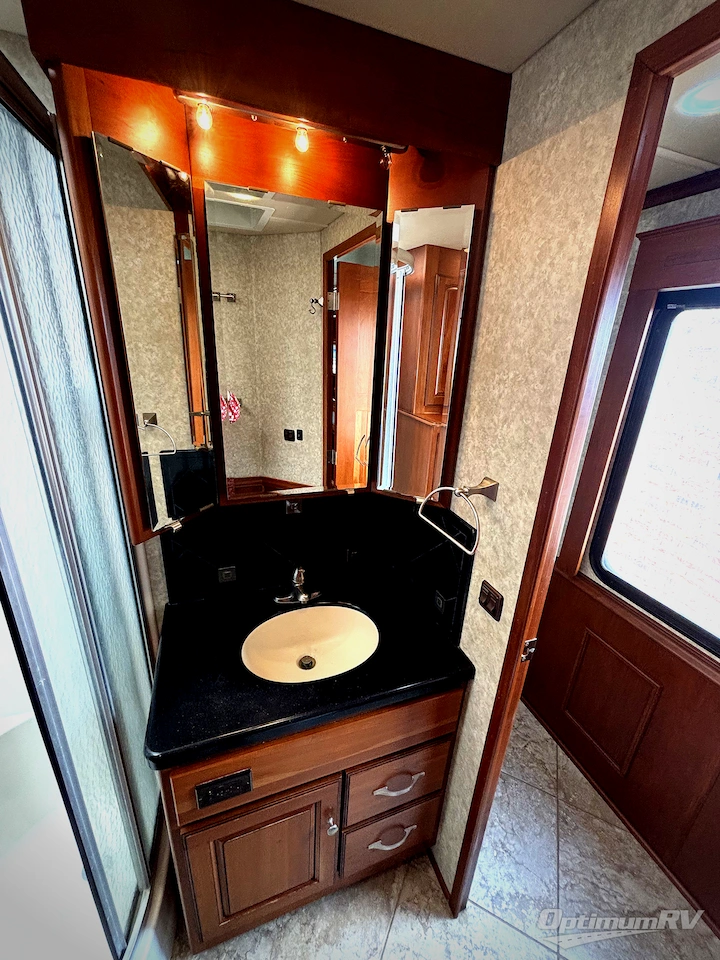 2010 Winnebago Tour 40BD Photo 13