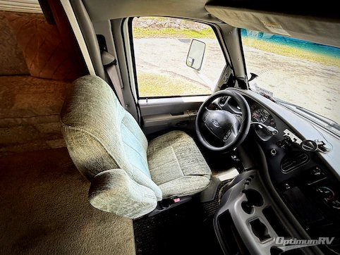 2002 Winnebago Minnie Winnie 329B RV Photo 3